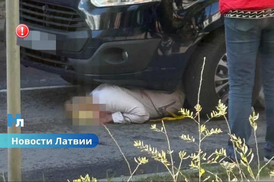 🚨 В центре Тукумса пожилая женщина оказалась под колёсами микроавтобуса.