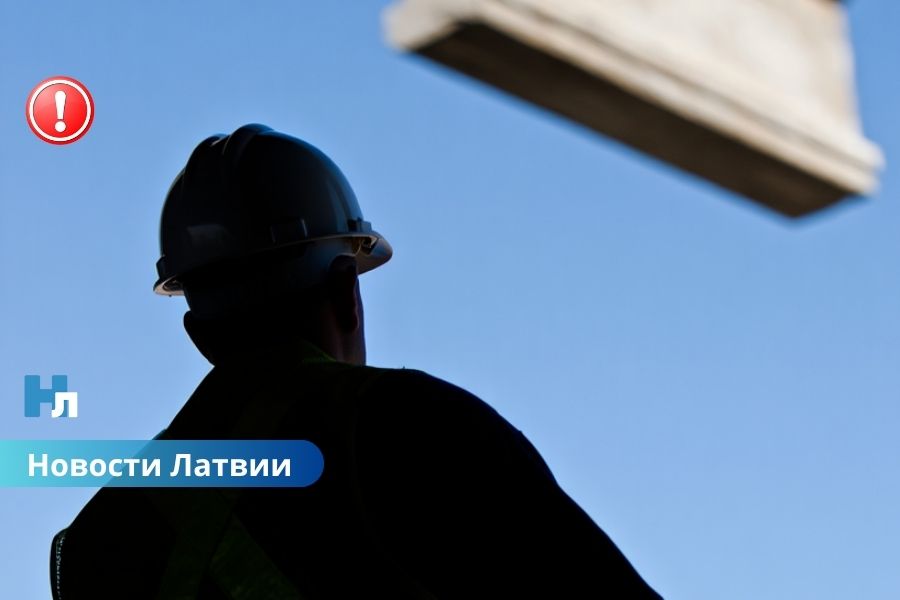 ВИДЕО ⟩ На стройке в Сигулде трагедия — погиб рабочий, на мужчину упала бетонная плита.