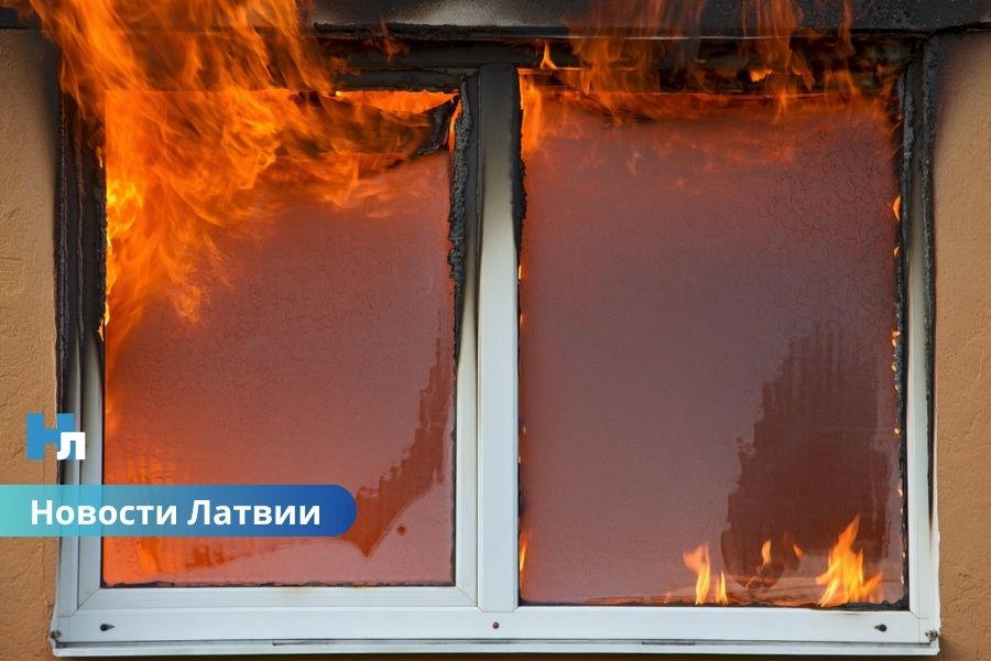 🔥 ВИДЕО ⟩ В Риге медики спасли пенсионерку после клинической смерти во время пожара.