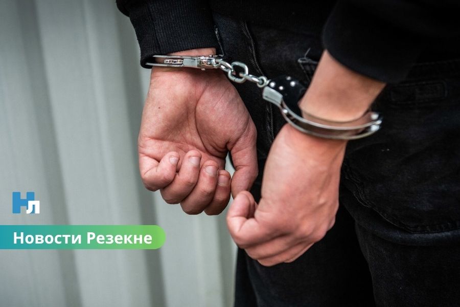 Резекненский край: разбили окно и украли деньги с драгоценностями - злоумышленников задержали спустя несколько часов.