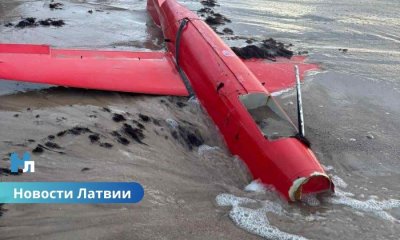 На пляже Лиепаи обнаружен подозрительный объект, похожий на дрон: полиция и армия проверяют находку.