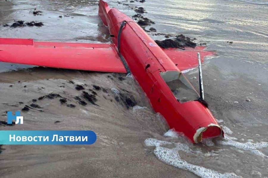 На пляже Лиепаи обнаружен подозрительный объект, похожий на дрон: полиция и армия проверяют находку.