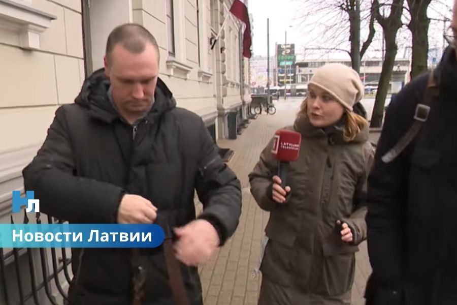 ВИДЕО ⟩ бывшему вице-мэру Олайне Андрису Вурчсу предъявлено обвинение за ложные данные об образовании.