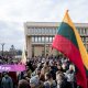 Тысячи людей вышли к Сейму Литвы: общество протестует из-за угроз будущему государства.