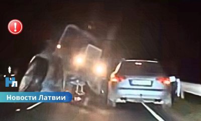 ВИДЕО ⟩ под Огре столкнулись трактор и Audi: водитель госпитализирован, полиция начала расследование.
