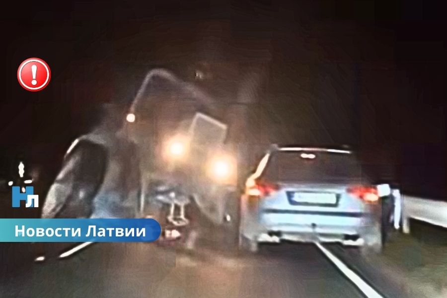 ВИДЕО ⟩ под Огре столкнулись трактор и Audi: водитель госпитализирован, полиция начала расследование.