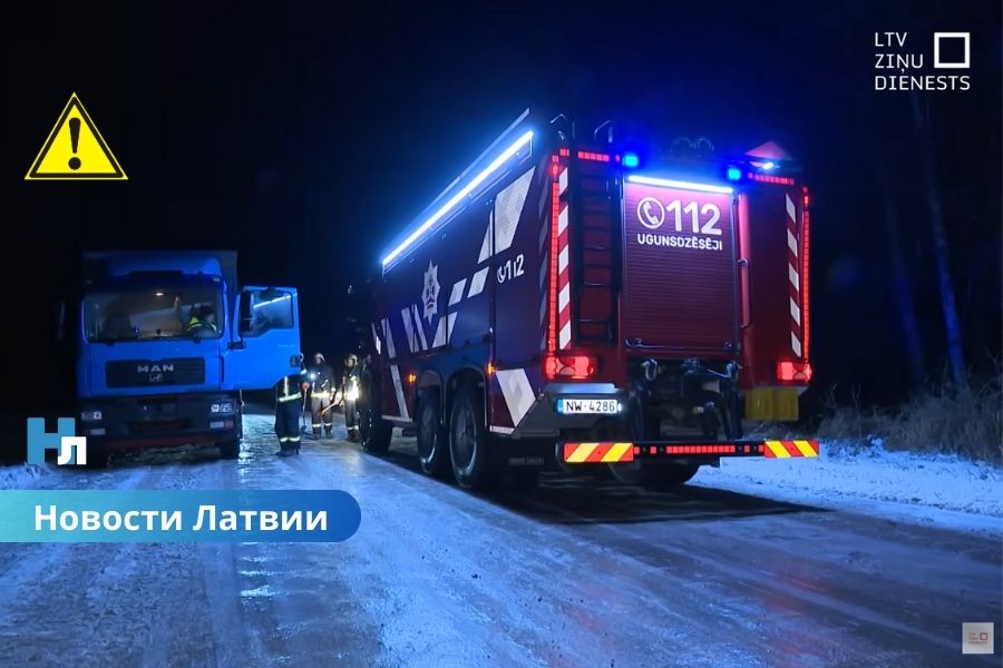 ВИДЕО: Грузовик с живым скотом застрял на льду на 16 часов — спасательные службы не сразу согласились помогать.