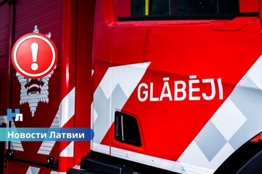 Ночная драма на Даугаве: легковушка исчезла под водой, поиски продолжаются.