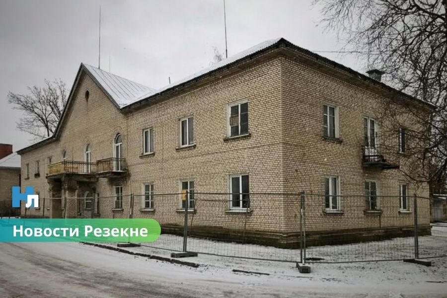 В Резекне стартовала перестройка дома на ул. Рупницас, 6: появятся 20 новых социальных квартир.