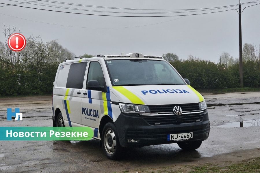 В Резекненском крае машина съехала в пруд: водитель не выжил.