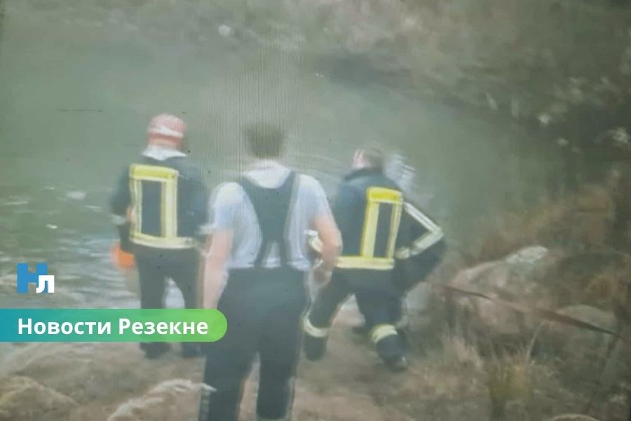 ВИДЕО ⟩ подробности о трагедии в Резекненском крае в которой в авто утонул мужчина.