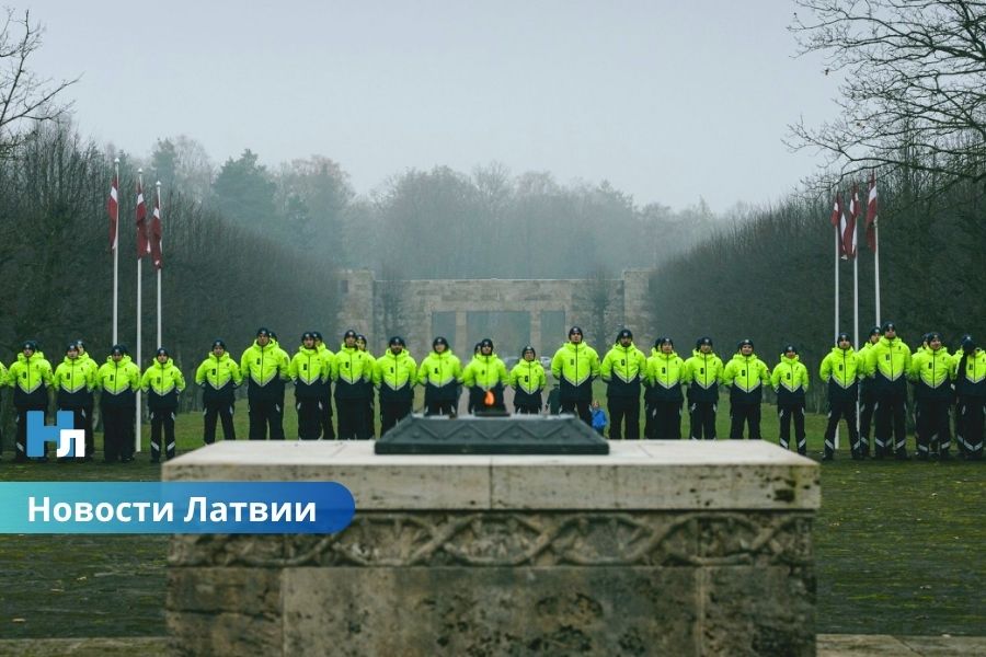 Будущие полицейские Латвии дали присягу на Братском кладбище: 194 кадета пообещали служить обществу и государству.