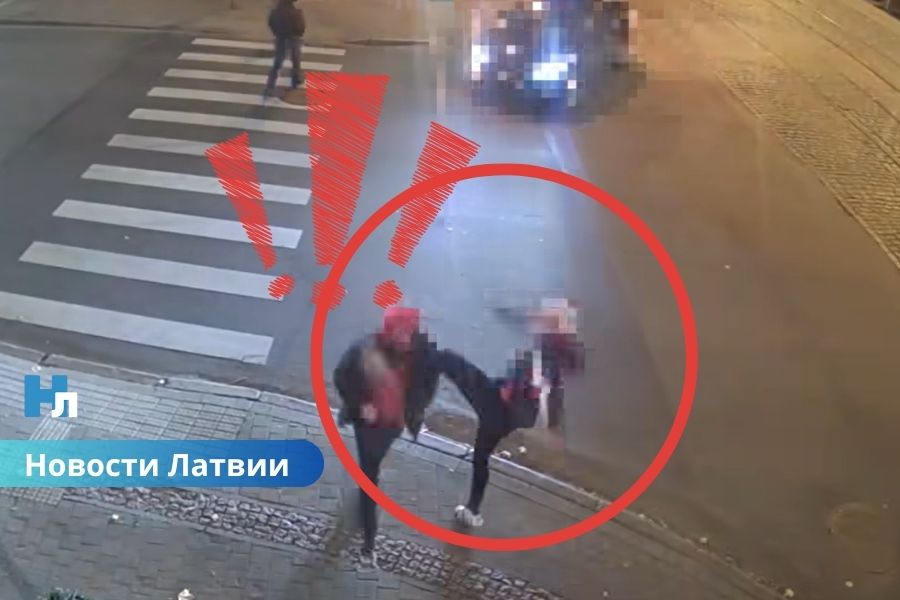 ВИДЕО: в центре Риги подростки избили и ограбили иностранца — полиция задержала нападавших.