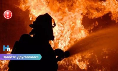 Трагедия в Даугавпилсе: женщина погибла в пожаре, мужчина спасён.