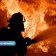 Трагедия в Даугавпилсе: женщина погибла в пожаре, мужчина спасён.