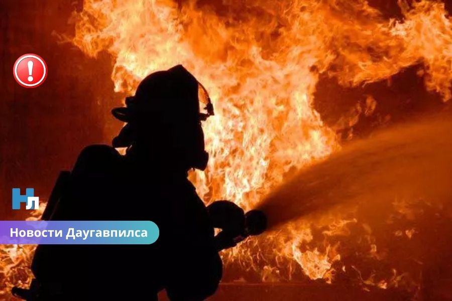 Трагедия в Даугавпилсе: женщина погибла в пожаре, мужчина спасён.