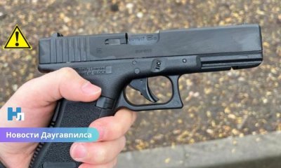 В Даугавпилсе пьяный молодой человек размахивал пистолетом.