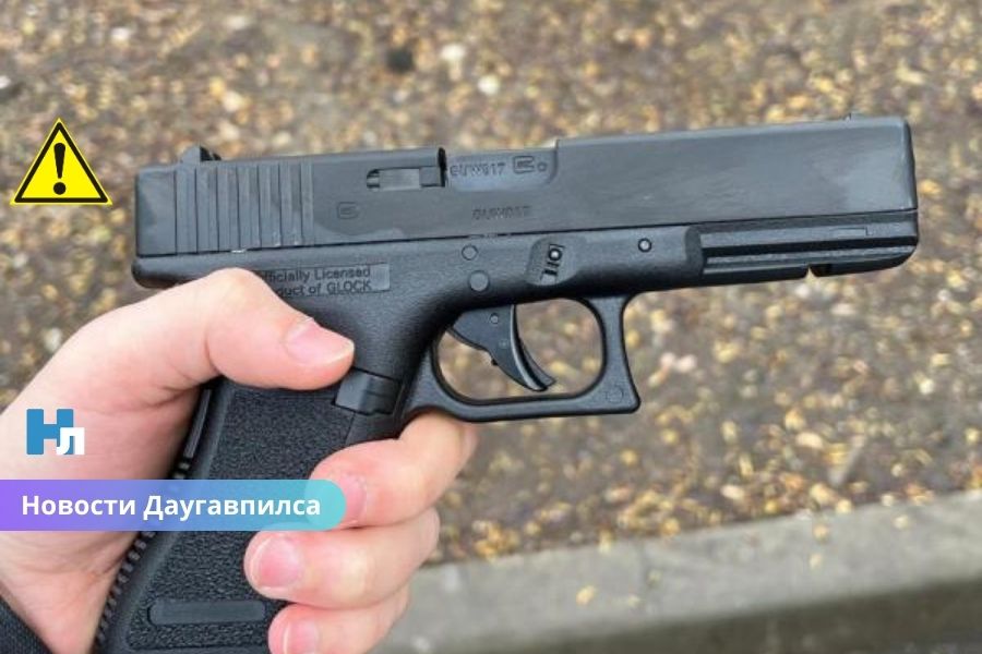 В Даугавпилсе пьяный молодой человек размахивал пистолетом.