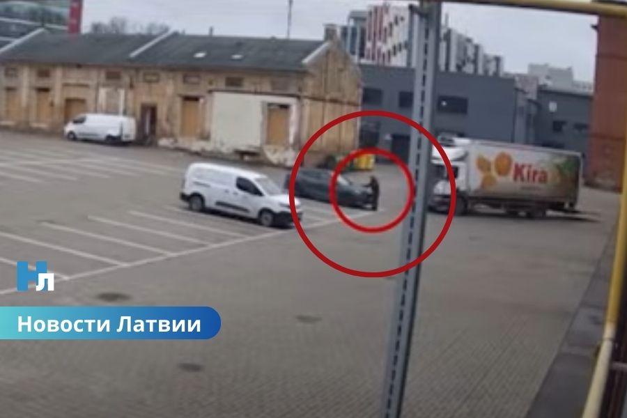 Курьер наклеил символ Z на чужой автомобиль: полиция раскрыла наказание только после вмешательства СМИ.