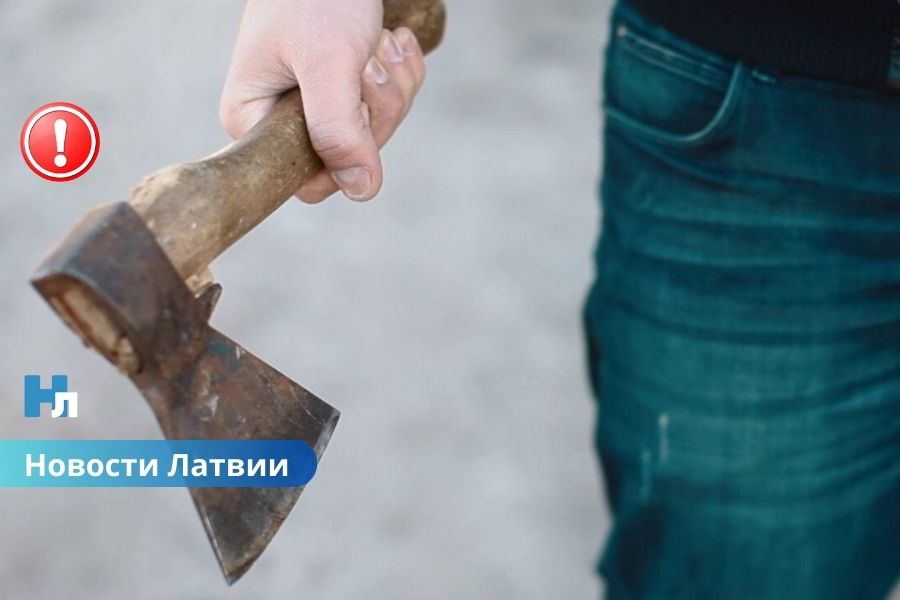 Мужчина атаковал полицейских холодным оружием — возбуждено уголовное дело.