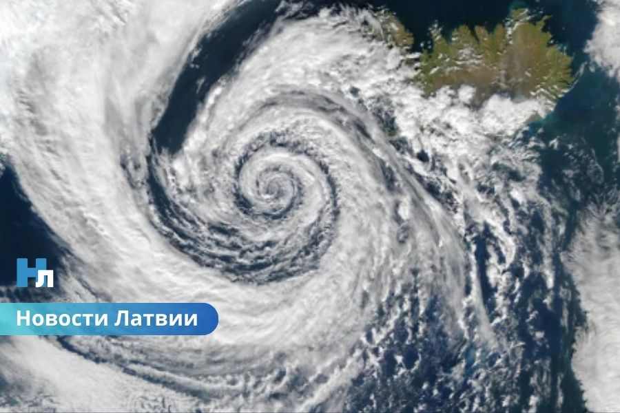 Повреждены крыши, светофоры и фасады зданий. В Латвии продолжается устранение последствий бури.