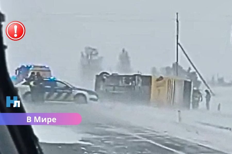 ВИДЕО: на шоссе Таллинн–Нарва перевернулся двухэтажный автобус.