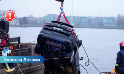 🚨 Трагедия на Даугаве: спасатели подняли затонувший BMW, медики скорбят по погибшей коллеге.