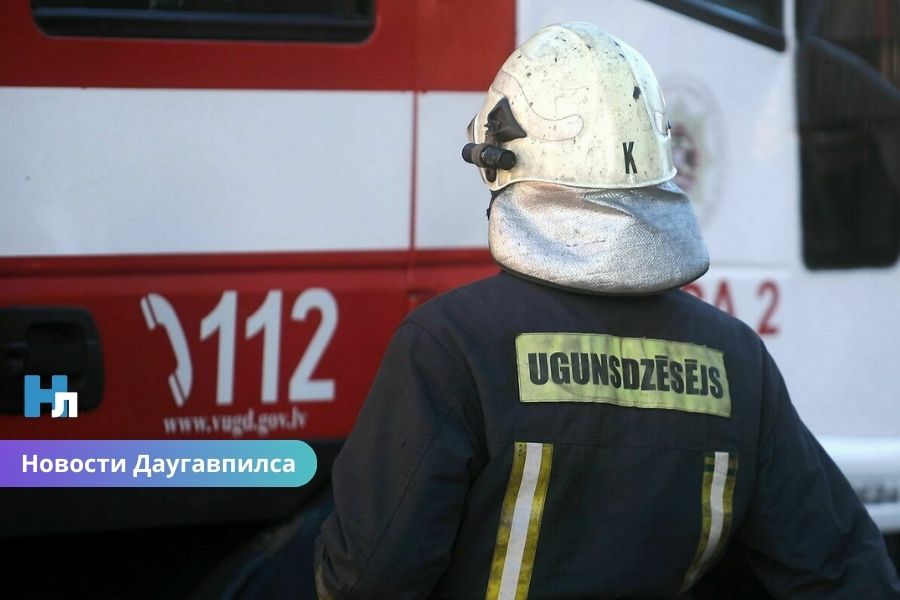 Пожар в Даугавпилсе: один погибший, второй пострадавший — полиция начала расследование.