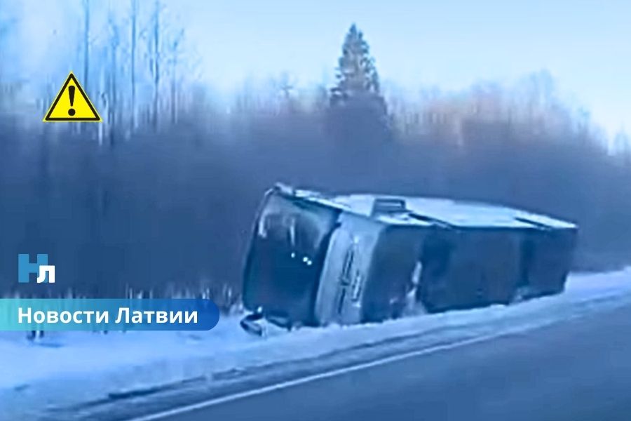 ВИДЕО ⟩ опасный обгон привёл к аварии: под Юрмалой опрокинулся пассажирский автобус.