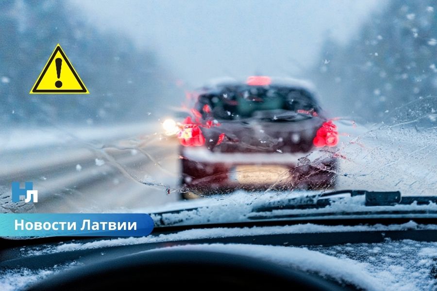 В Латвии из-за мощной метели парализовано движение на ключевых трассах Курземе и Земгале.