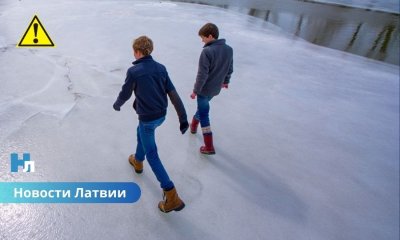 Опасный лёд на Даугаве: в Риге спасатели сняли со льда двух детей.