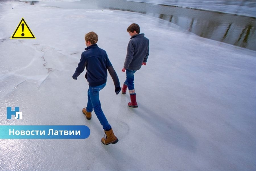 Опасный лёд на Даугаве: в Риге спасатели сняли со льда двух детей.