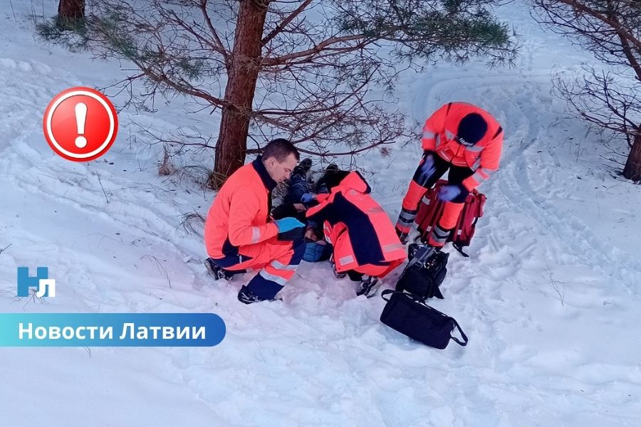 Детская прогулка закончилась трагедией: под ёлкой в Лиепае нашли замерзшего человека.