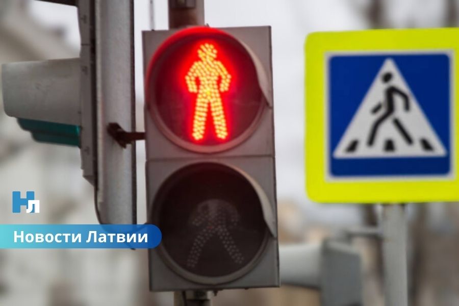 Новый светофор: пешеходы продолжают рисковать на переезде в Иманте, где осенью погибли две девочки
