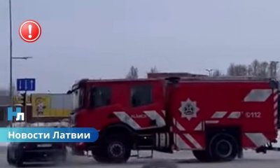 ВИДЕО: В Елгаве пожарная машина на вызове столкнулась с Audi