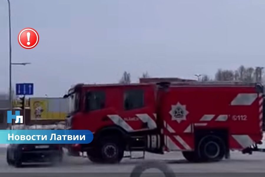 ВИДЕО: В Елгаве пожарная машина на вызове столкнулась с Audi