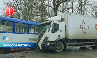 ДТП в Риге: на улице Баускас грузовик столкнулся с трамваем.