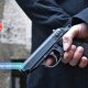В Даугавпилсе подростки напали на мужчину и отобрали пистолет — полиция задержала подозреваемых.
