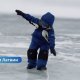 ⚠️ Опасный лёд в Латвии: спасатели уже вытащили из воды трёхлетнего ребёнка и ещё несколько человек.