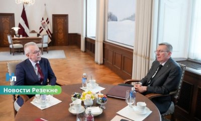 Президент Латвии обсудил с мэром Резекне угрозы в воздушном пространстве и систему оповещения.