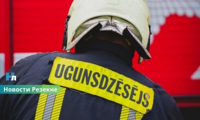 Пожар в Резекне: из охваченного огнем дома спасли людей — выход был полностью отрезан дымом.