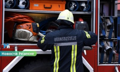 Пожар на крыше многоэтажного дома в Резекне: эвакуированы десятки жителей.
