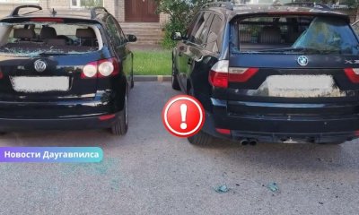 В Даугавпилсе пьяный молодой человек разбил стекла двух автомобилей: нарушителя задержала полиция.