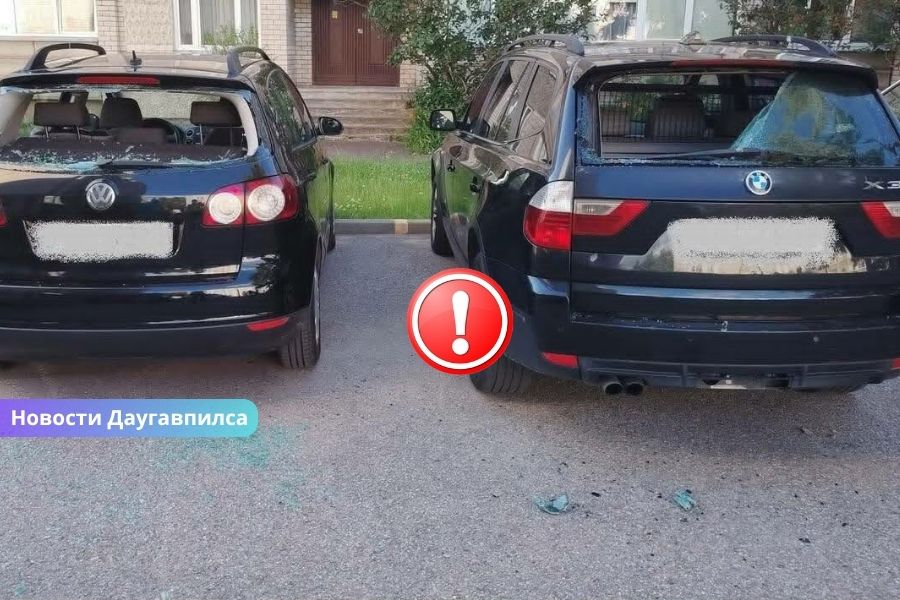 В Даугавпилсе пьяный молодой человек разбил стекла двух автомобилей: нарушителя задержала полиция.