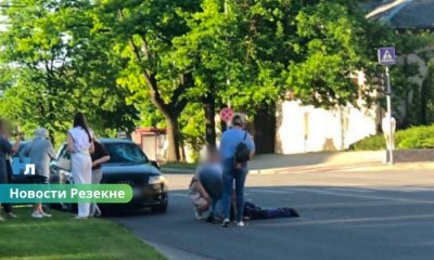 В Резекне автомобиль Audi сбил пешехода: полиция начала расследование обстоятельств ДТП.