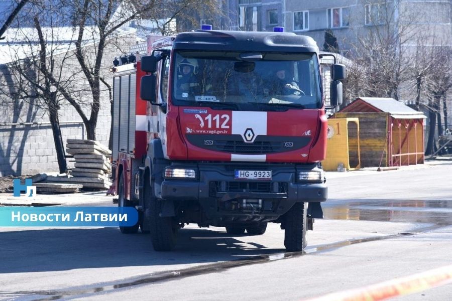 В Риге обрушился балкон на шестом этаже жилого дома: территорию экстренно оцепили.