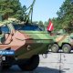 В Латвию прибыла первая боевая машина пехоты Hunter: в Валмиере начинается финальная сборка новой техники для армии.