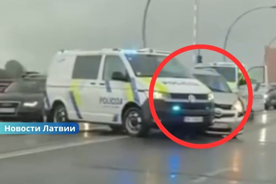 ВИДЕО: В Вентспилсе полицейский микроавтобус попал в ДТП после резкого манёвра на мосту через Венту.