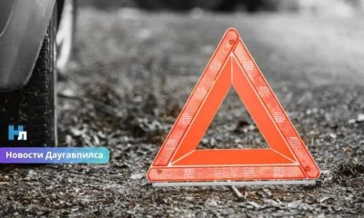 ДТП в Даугавпилсе: после столкновения легковушка врезалась в грузовик, пострадали пассажирки.