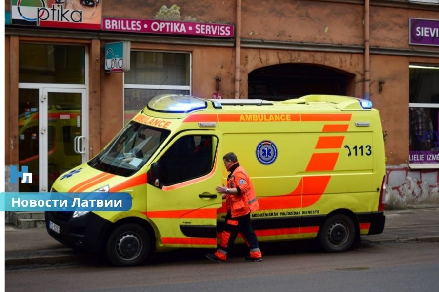 Все бригады скорой помощи в Латвии получили каски и бронежилеты: медиков готовят к кризисным ситуациям.